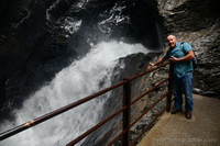 cascada glaciar en una cueva - naturaleza en el trabajo