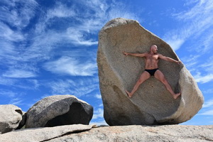 Ours musculaire catalan dans les rochers  la plage